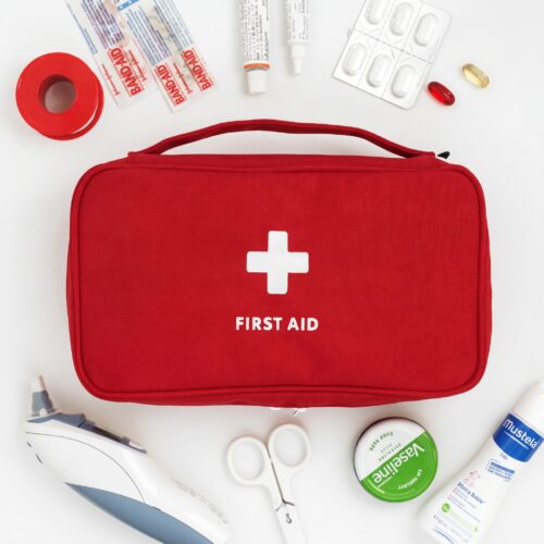 Trousse de premiers secours compacte en tissu rouge (Urgence & Déplacement)